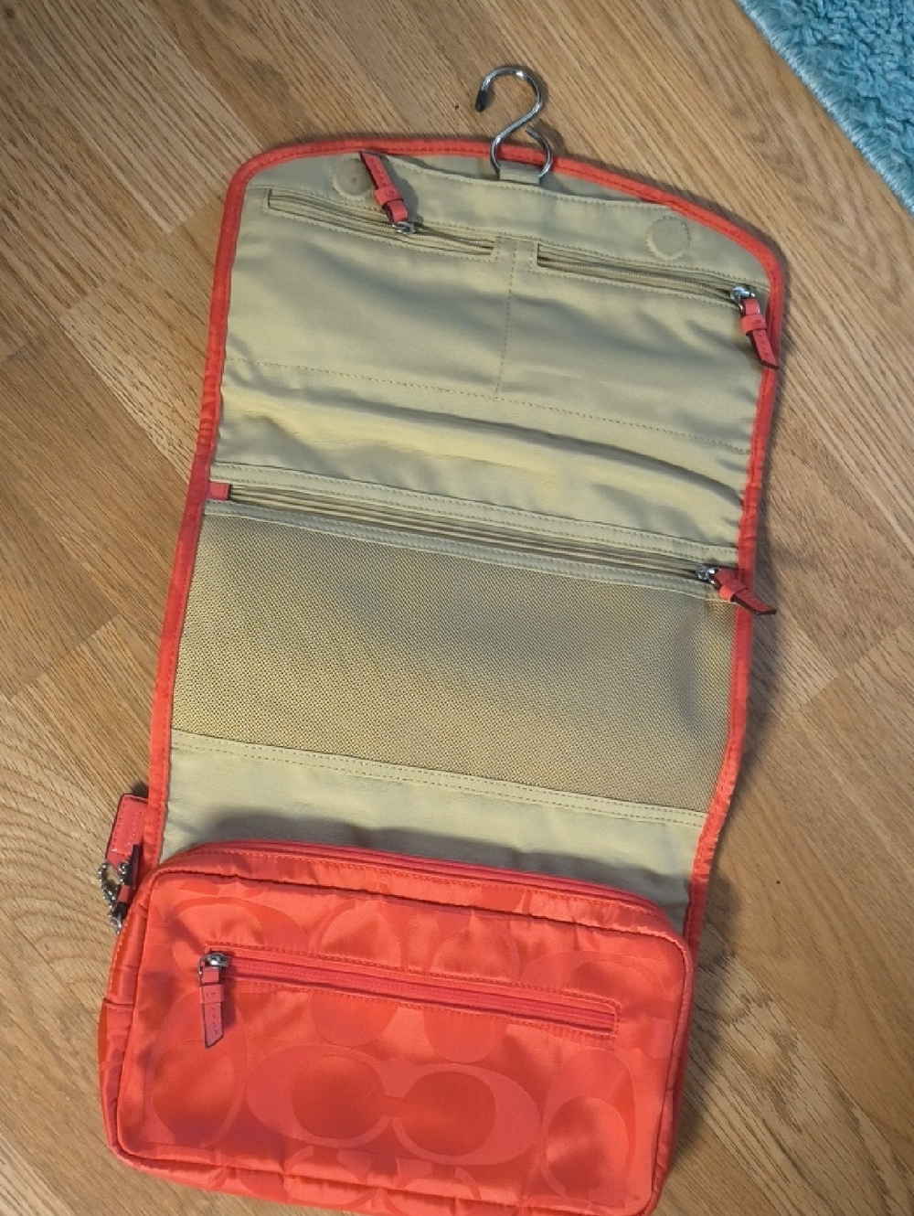 Coach Orange Signature Hanging Toiletry Case 💛🩷🤍🩶🩵